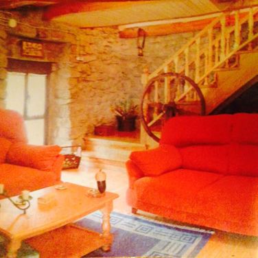 Restaurante-Hotel Picos Blancos salón con muebles rojos 